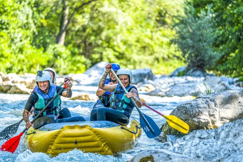 Partecipanti durante la discesa rafting