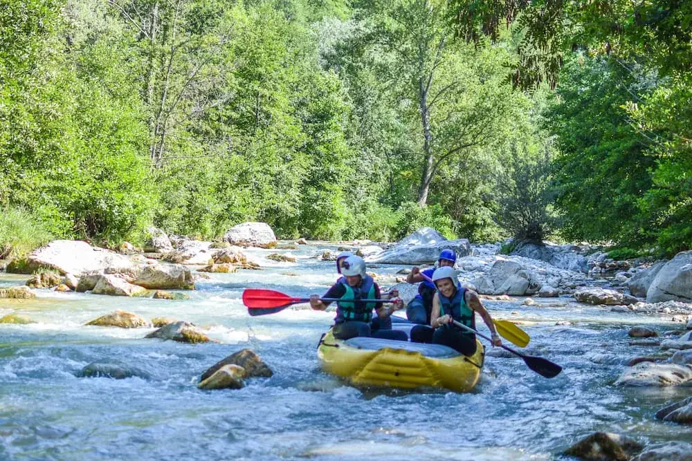 Gommone da rafting sul fiume