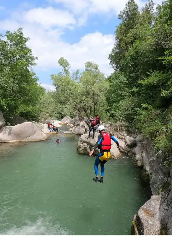 Discesa in acqua durante il canyoning