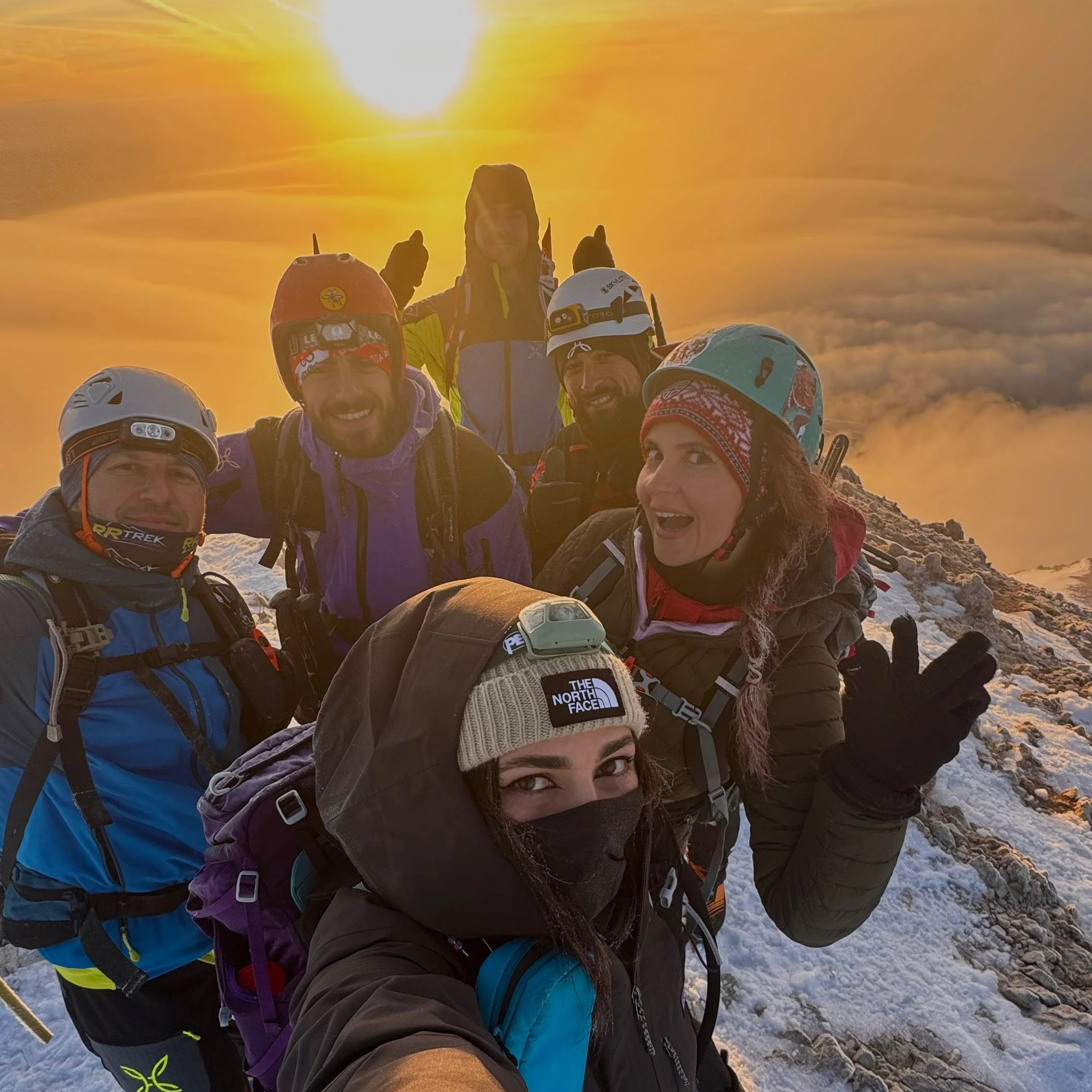 Un gruppo Etta Walk Up in vetta al sorgere del sole